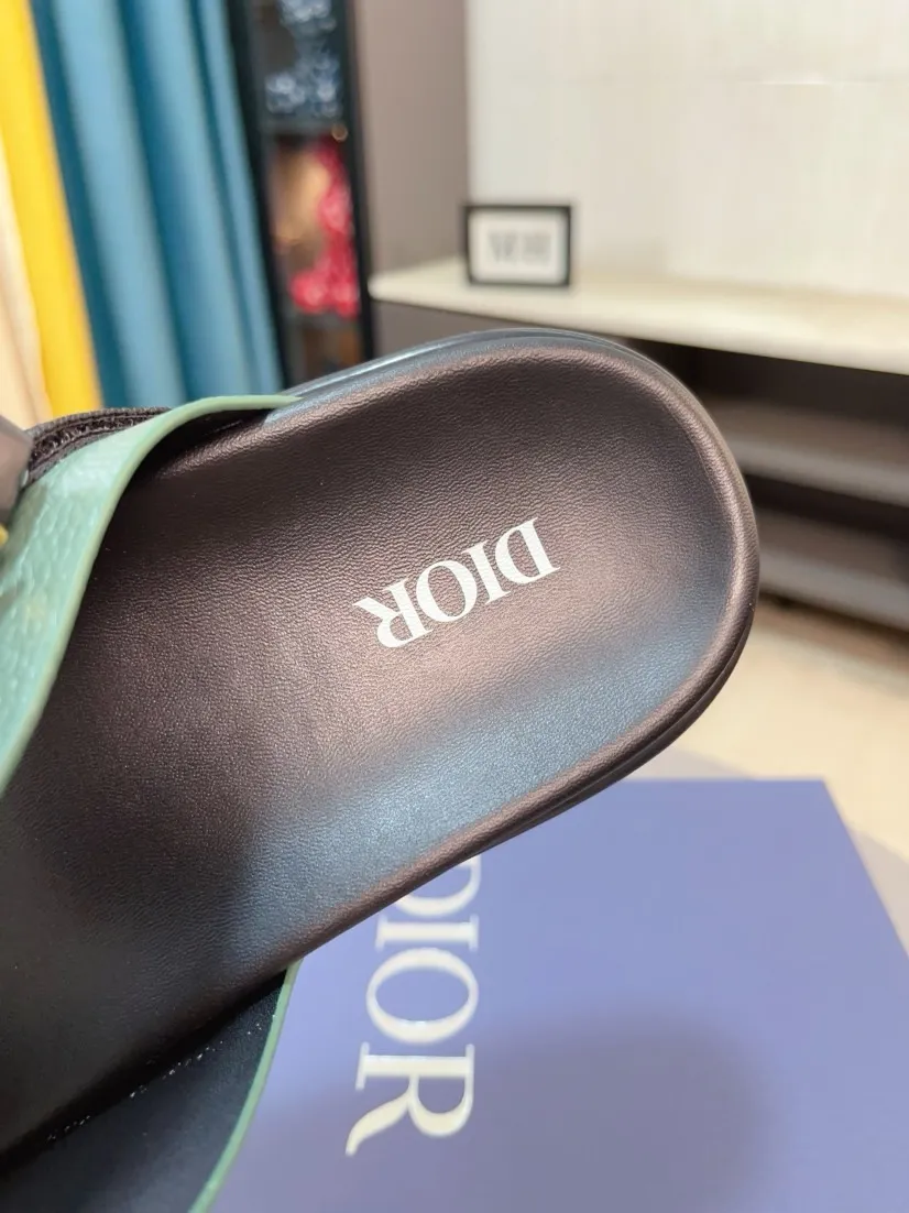 Men's Men's Shoes 💰320🌸🌸Dior Aqua Men's Sandals Slippers. Showcasing Dior haute couture design. The Dior gray suede strap is accented with an aluminum Dior buckle for added style. Paired with a comfortable tonal notch sole, they pair easily with shorts or jeans for a sophisticated look. Main body: suede cow leather, technical fabric lining: cow leather, with adjustable straps, aluminum Dior buckle, Dior gray EVA insole, tonal notch rubber outsole splicing structure👌👌size: 38-44 (45.46 customized)